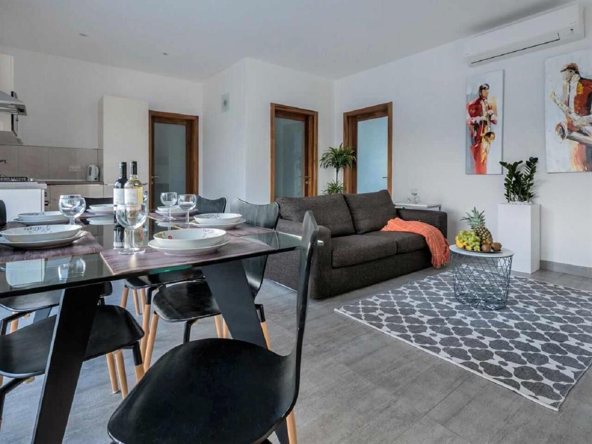 Stunning Penthouse Roof Terrace & Communal Swimming Pool St. Paul's Bay Exterior photo